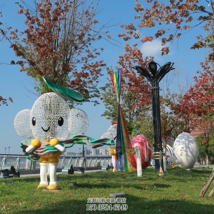 戶外鏤空卡通雕塑供應(yīng)，花園小品，鐵藝卡通雕塑展品