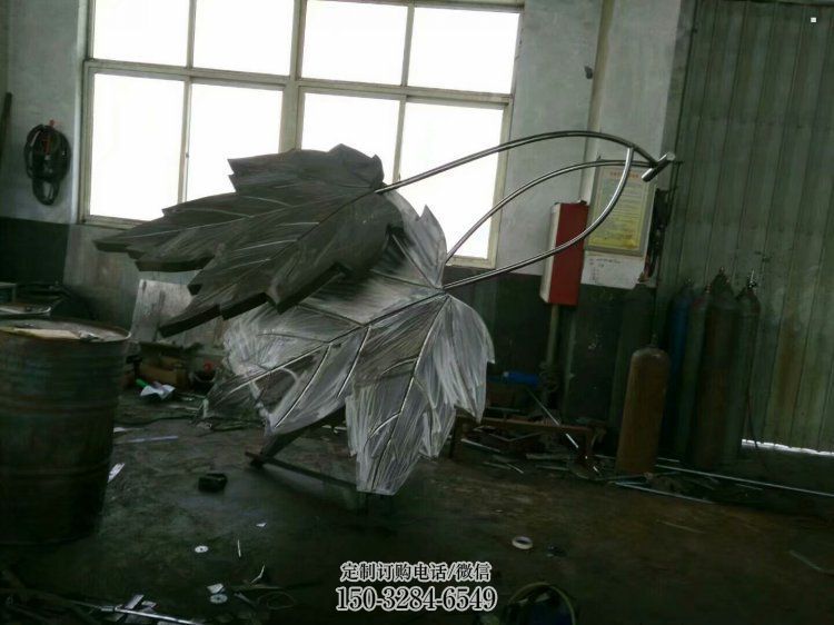 楓葉雕塑承接，景區(qū)案例，不銹鋼楓葉雕塑定制廠家